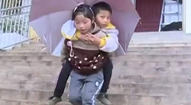 معذور بھائی کو پیٹھ پر لاد کر اسکول جانے والی باہمت لڑکی