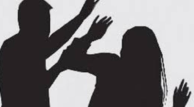 17سالہ دوشیزہ کیساتھ ٹریفک وارڈن نے وہ کام کر دیا کہ بیچاری کیلئے زندگی بھر کا روگ بن گیا