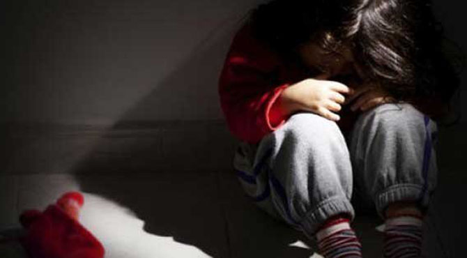 نکے تھانیدار کے بھتیجے کی 5 سالہ بچی سے زیادتی ، غریب باپ مدد کیلئے ” خبریں ہیلپ لائن “ پہنچ گیا