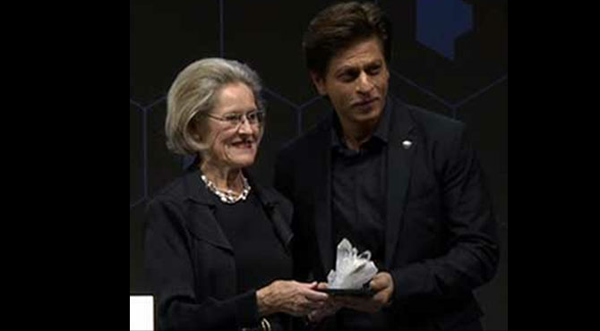 بچوں‘عورتوں کےلئے کام ‘شاہ رخ خان کو کرسٹل ایوارڈ سے نوازدیاگیا