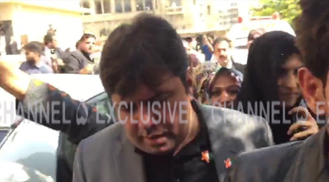 کراچی سٹی کورٹ میں اندھیر نگری چو پٹ را ج ۔۔۔بو ل نیوز ،ایگزیکٹ ملا زمین کی غنڈہ گر دی ،کو ریج کیلئے آنیوالے چینل فائیو کے رپو رٹرپر تشدد،گالیاں،دھمکیاں
