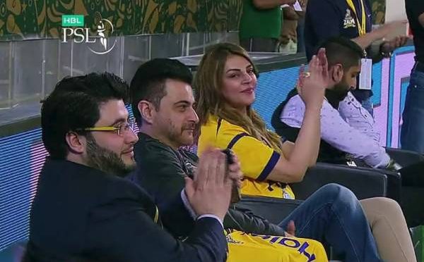 معروف انڈین سٹا ر اچا نک ہی میچ دیکھنے پہنچ گئے،شا ئقین اپنے درمیان دیکھ کر خو شی سے نہا ل