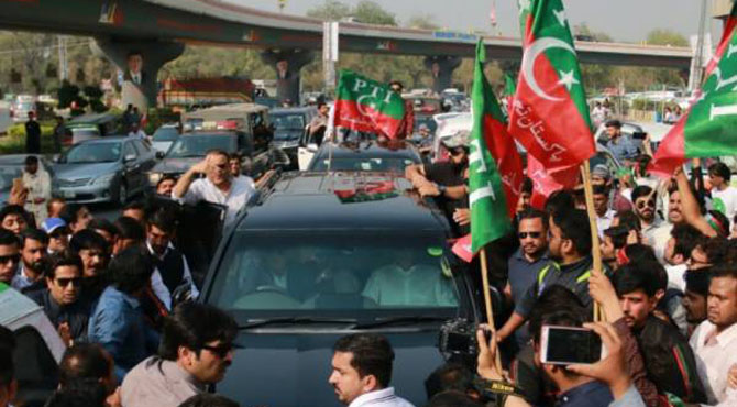 عمران خان کا لاہور میں تاریخی استقبال، لبرٹی میں کھلاڑیوں کے ساتھ سیلفیاں