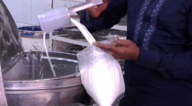 کمشنر کراچی کا سرکاری نرخ پر دودھ فروخت نہ کرنے والوں کیخلاف کارروائی کا حکم