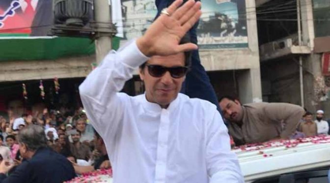 عمران خان کوبغیر ٹریفک پائلٹ کے ائیرپورٹ سے روانہ ہونا پڑا