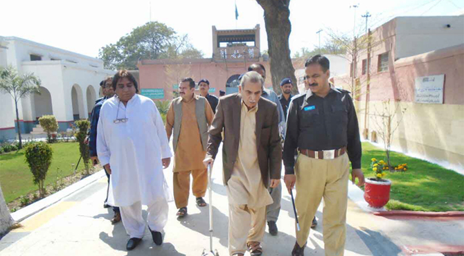 ضیا شاہد کاجیل کے مین گیٹ پر سپرنٹنڈنٹ اور افسران نے استقبال کیا