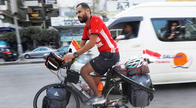 مصری سائیکل سوار عالمی فٹ بال کپ کیلئے قاہرہ سے روس روانہ