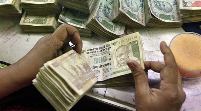 بھارت میں بینکوں نے قرض دینے کیلیے ’پھیریاں‘ لگانا شروع کر دیں