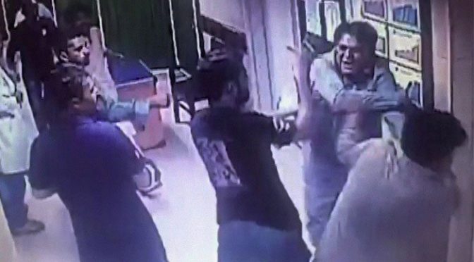 ڈاکٹروں کی بد معاشیاں ، غنڈے بن گئے ،مریض کے اہلخانہ پر شدید تشدد
