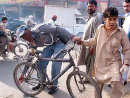 مفت آئس کریم نہ کھلانے پر سائیکل سوار کا چالان