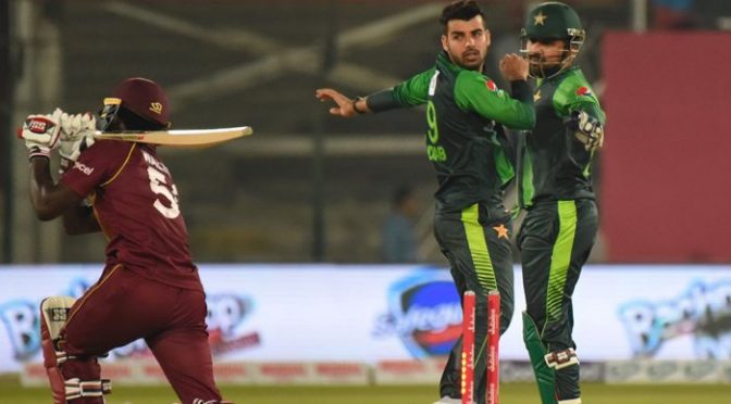 نامناسب رویے پر شاداب خان پر میچ فیس کا 20 فیصد جرمانہ