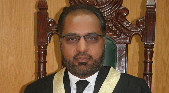 پولیس کے کمروں سے منشیات ، لڑکیاں ملتی ہیں ، اینکرز بھی شراب لیتے ہیں
