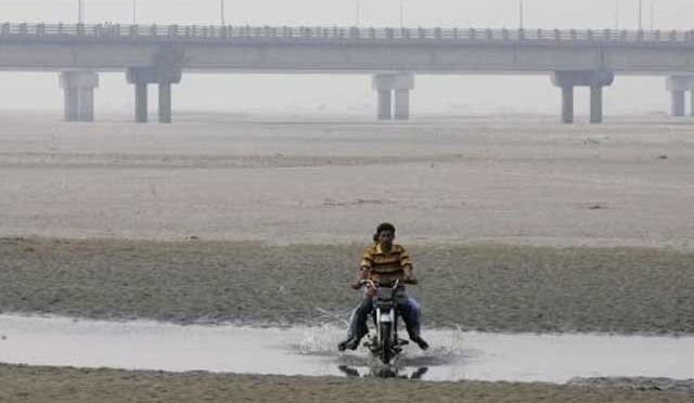 بھارت نے آبی دہشت گردی کا مظاہرہ کرتے ہوئے دریائے چناب کا پانی روک دیا