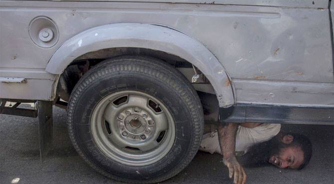 بھارتی فوجی گاڑی کے نیچے کچلا جانیوالا ایک کشمیری شہید،باقی دو کی حالت تشوشناک