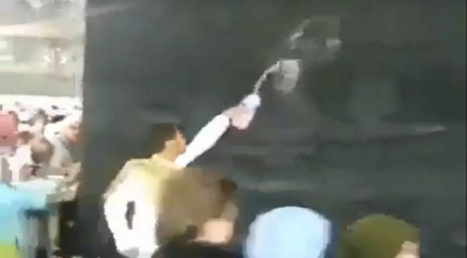 توبہ توبہ ۔۔۔خانہ کعبہ کو نذر آتش کرنیکی بھیانک کوشش ، ویڈیو وائرل