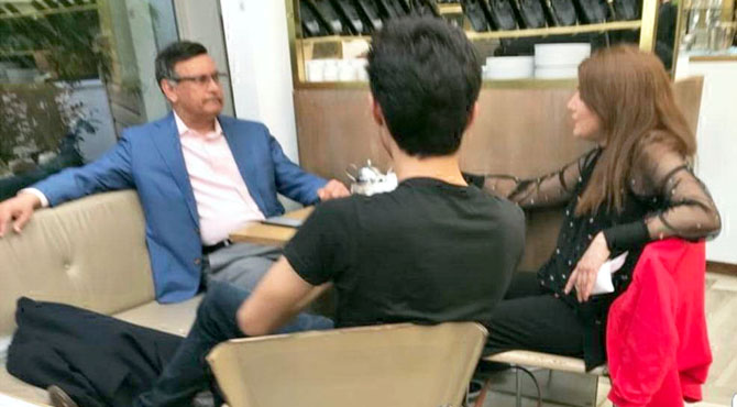 ریحام خان پاکستان دشمن حسین حقانی کے ” چرنوں “ میں ، لندن میں ایک ریسٹورنٹ میں ملاقات کے چرچے دور دور تک پھیل گئے