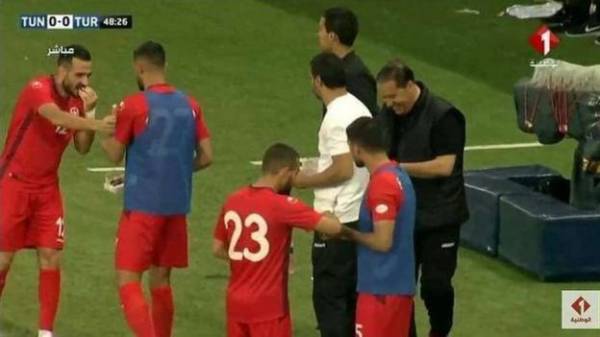 تیونس کی فٹ بال ٹیم نے میچ کے دوران روزہ افطار کرنے کا ایسا طریقہ اختیار کیا کہ پوری دنیا کے مسلمان خوشگوار حیرت میں مبتلا ہو گئے