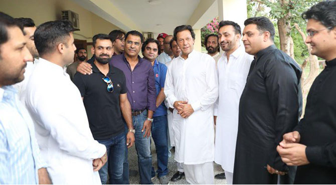 قومی کرکٹرز کی بنی گالا آمد،عمران خان نے ٹیم کو نمبر ون بنانے کا عزم ظاہر کردیا