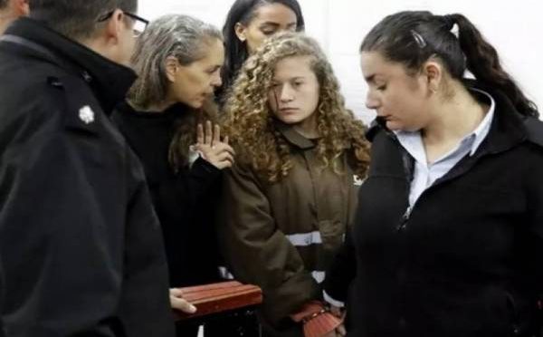 اسرائیلی فوجی کو تھپڑ مارنے والی 17 سالہ فلسطینی لڑکی احد تمیمی کو8 ماہ قید کی سزا پوری ہونے کے بعد رہا کر دیا گیا