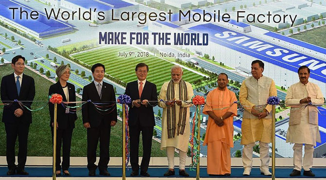 سام سانگ نے بھارت میں دنیا کی سب سے بڑی موبائل فون بنا ڈالی ،مودی خوشی سے نہال