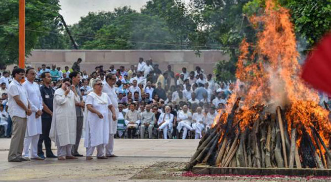 سابق ہندوستانی وزیر اعظم اٹل بہاری واجپائی کی آخری رسومات ادا کر دی گئیں ،ہزاروں افراد کی شرکت