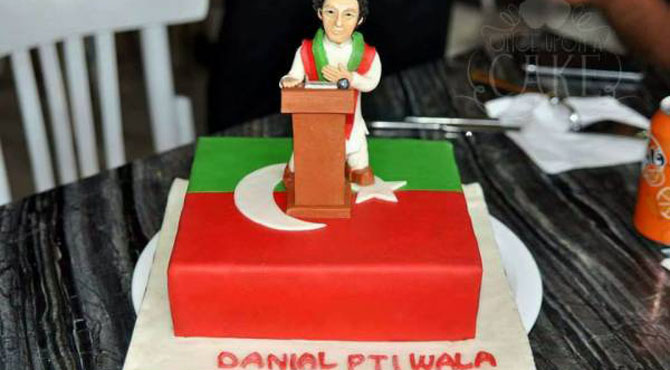 پی ٹی آئی کے کھلاڑی نے”تبدیلی کیک“متعارف کروادیا،کراچی میں گاہکوں کی لائن لگ گئی