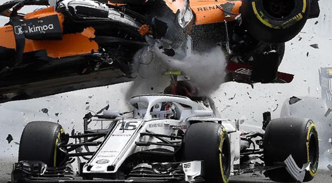 فارمولا ون ریسلنگ کے دوران خوفناک حادثہ مگر ڈرائیور نے جدید ٹیکنالوجی سے سب کو حیران کر دیا