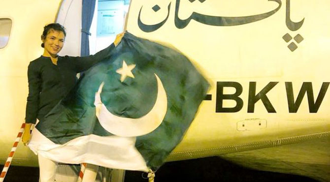 پو لینڈ کی گوری نے پاکستانی پرچم کیوں اوڑھا؟ کیا پی آئی اے کا جہاز اصلی تھا؟ آمد بارے مقصد جان کر آپ بھی کہہ دینگے واہ بھئی واہ