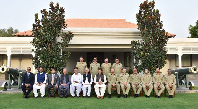 وزیراعظم عمران خان کا وزرا کے ہمراہ پاک فوج کے ہیڈکوارٹر کا دورہ