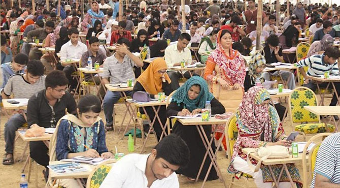 کے پی کے میں میڈیکل کا انٹری ٹیسٹ ، پرچہ لیک ہونے پر حکام نے ”تبدیلی آگئی “ والا کام کر دیا