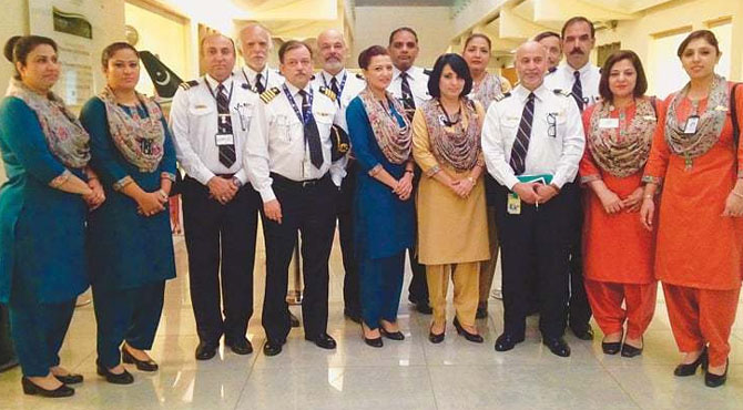 نئے پاکستان میں پی آئی اے نے بھی قبلہ درست کر لیا ”وی آئی پی پروٹوکول بند“ کے بورڈز لگادیئے
