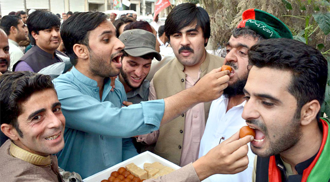 ” وزیراعظم عمران خان “ ملک بھر میں جشن ، مٹھائیاں تقسیم ، بھنگڑے
