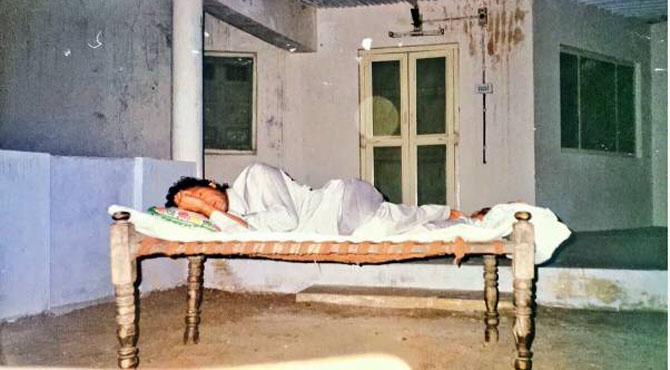 وزیر اعظم کی مسلسل جدوجہد اور سادہ زندگی کی عکاس یہ تصویر ایک مکمل کہانی ہے