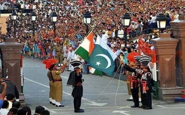واہگہ بارڈر پر پرچم اتارنے کی پر وقار تقریب ، پاکستان زندہ باد کے فلک شگاف نعرے