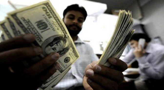 روپے کے مقابلے میں ڈالر کی قدرمیں 80 پیسے اضافہ، 127 سے زائد کا ہو گیا