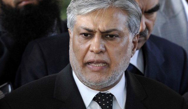 وفاقی حکومت نے اسحق ڈار اور ان کی اہلیہ کے پاسپورٹ منسوخ کردیے