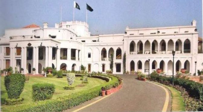 گورنر ہاؤس پنجاب کو عوام کیلئے کھول دیا گیا، شہریوں کی بڑی تعداد پہنچ گئی