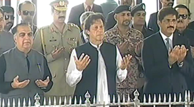 وزیر اعظم عمران خان کی مزار قائد پر حاضری