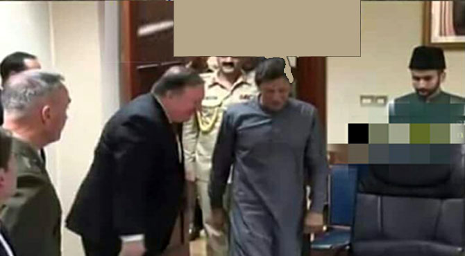 مائیک پومپیو جھک کر عمران خان سے ملے