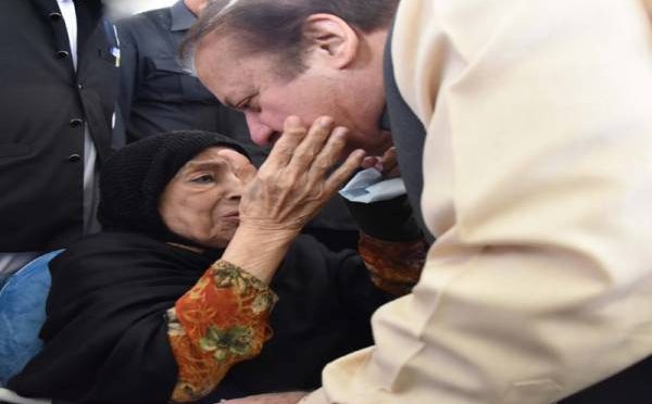 ماں جی مشکل وقت ہے ،اپنا خیال رکھیئے گا ۔۔نواز کی والدہ سے الوداعی ملاقات سب آبدیدہ