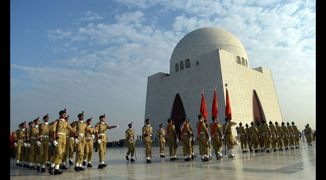 نئے پاکستان کے پہلے یوم دفاع پر مزار قائد میں گارڈز کی تبدیلی ، پر وقار تقریب کو چار چاند لگ گئے