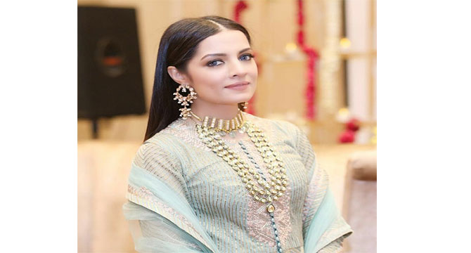 بالی وڈ اداکارہ سیلینا جیٹلی کی فلموں میں واپسی کی تیاریاں