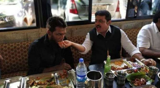 باورچی کے کھانے اور سلیقے سے متاثر ہو کر وزیر نے 25 ہزار روپے انعام عمرے پر بھجوانے کا بھی وعدہ کیا، 48 سالہ حنیف خوشی سے نہال