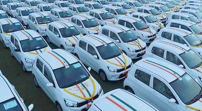 بھارتی تاجر کا اپنے 600 ملازموں کو کاروں کا تحفہ