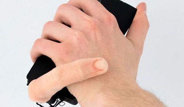 اسمارٹ فون کے لیے روبوٹک انگلی ایجاد