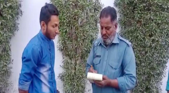 صادق آباد: ہیلمٹ نہ پہننے پر باپ نے بیٹے کا چالان کردیا