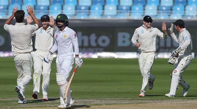 دبئی ٹیسٹ: پاکستان کی نیوزی لینڈ کیخلاف بیٹنگ، 2 بلے بازی پویلین لوٹ گئے