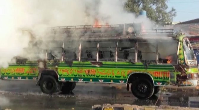 پاکپتن میں بھتا نہ دینے پر مافیا نے مسافروں سے بھری بس کو آگ لگادی