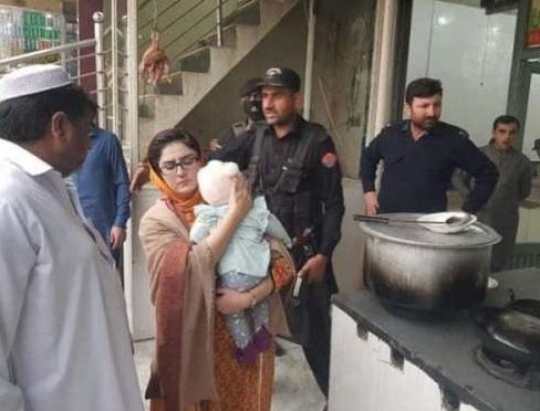 گود میں بیٹی اٹھائے ڈیوٹی نبھانے والی خاتون افسر نے 45 افراد کو گرفتار کروا دیا