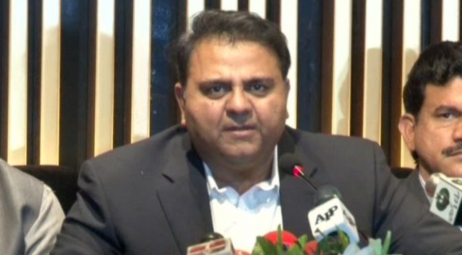 کوئی غلط فہمی میں نہ رہے، پارٹی میں کوئی بحرانی کیفیت نہیں: فواد چوہدری
